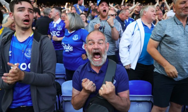  法甲老牌劲旅圣埃蒂安降级，球迷场外抗议痛哭  