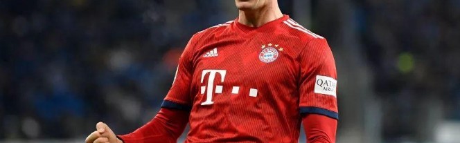  莱万多夫斯基蝉联德甲金靴三度获奖  