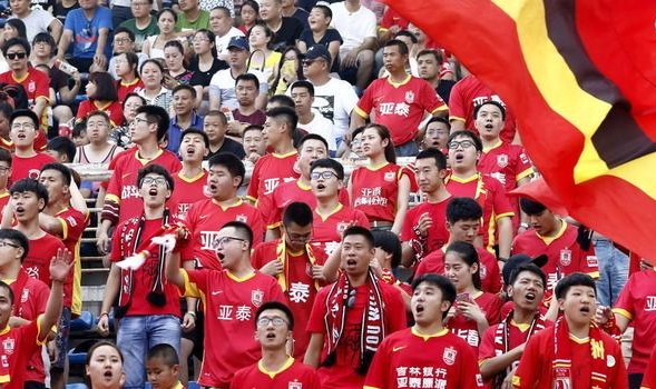  图卢兹绝杀Troyes保级成功 球迷冲进场庆贺  