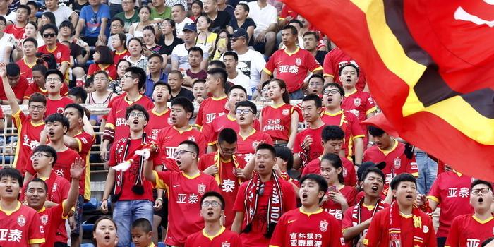  图卢兹绝杀Troyes保级成功 球迷冲进场庆贺  