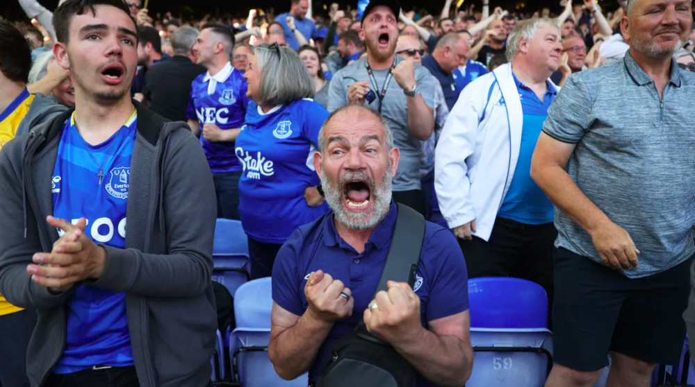  法甲老牌劲旅圣埃蒂安降级，球迷场外抗议痛哭  